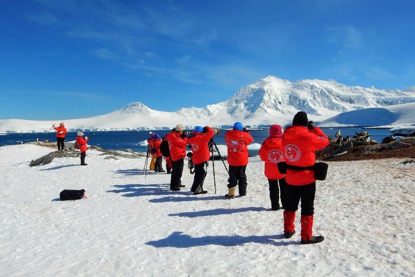 How many humans live in Antarctica? How many humans live in Antarctica?